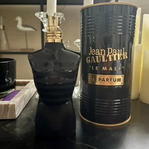 Jpg le male le parfum - Flaskan är 125ml men mängden som är kvar finns på bild 2. Har förvarats mörkt sen den köptes 2023.