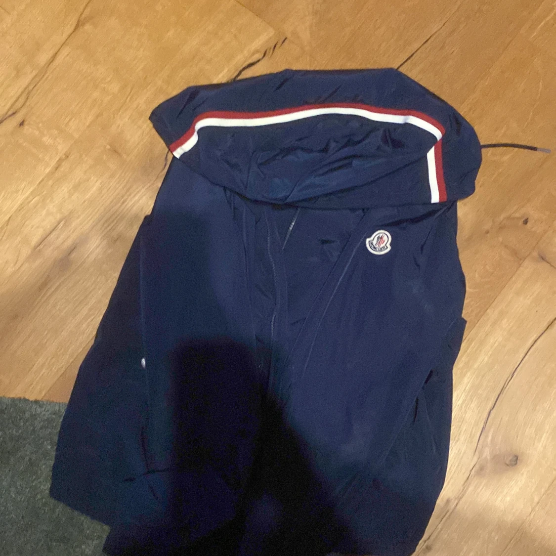 Marinblå vindjacka från Moncler - 4