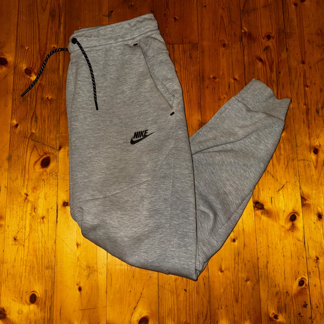 Grå mjukisbyxor från Nike (Nike tech fleece), storlek S - 1