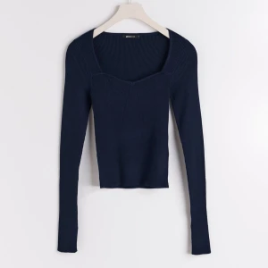 Marinblå topp Gina - Marinblå ribbstickad topp från Gina Tricot. Inga defekter. Slutsåld på hemsidan, nypris 300kr. Kolla gärna in mina andra annonser och lägg gärna bud på bundle så kommer vi överens om något🫶 Det finns just nu möjlighet till gratis frakt!!