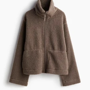 Brun teddyjacka med dragkedja - Mysig brun teddyjacka med hög krage och hel dragkedja framtill. Obs sydd i armarna men inget synligt och den är bra sydd. Pris går att diskuteras, vill ha såld fort! 