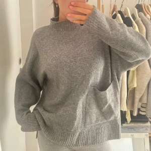 Stickad tröja Zara  - Såå fin stickad tröja med krage och ficka älskar 