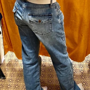 Ljusblå jeans straight fit - Säljer ett par jeans i ljusblå tvätt med straight fit. Jeansen har normal midja, fem fickor och knappgylf. 