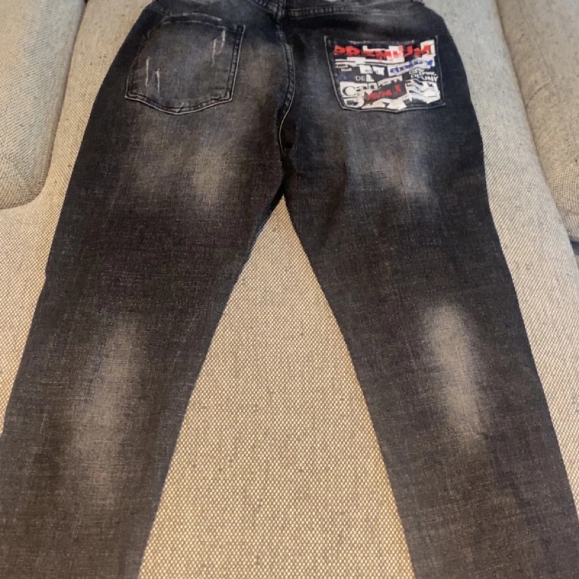 Svarta jeans med tryck och färgstänk