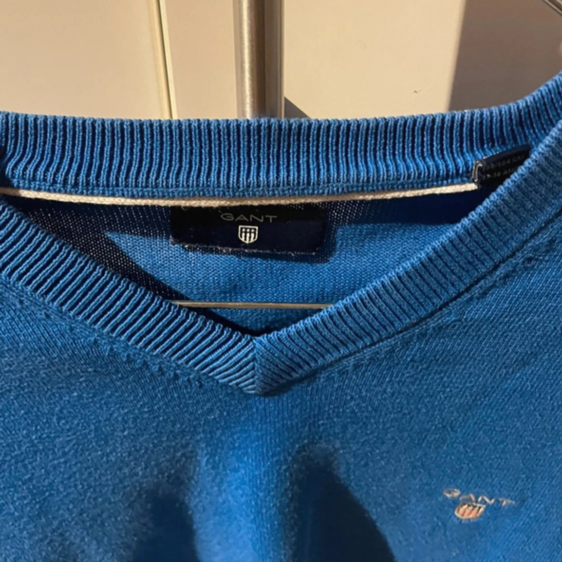 Blå v-ringad tröja från GANT - 1