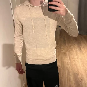 Beige kashmirhoodie  från Ahlquist Clothing XS - Säljer en beige kashmirhoodie från alqvist clothing som är andvänd max 2 gånger och är i väldigt bra skick nypris 999kr 