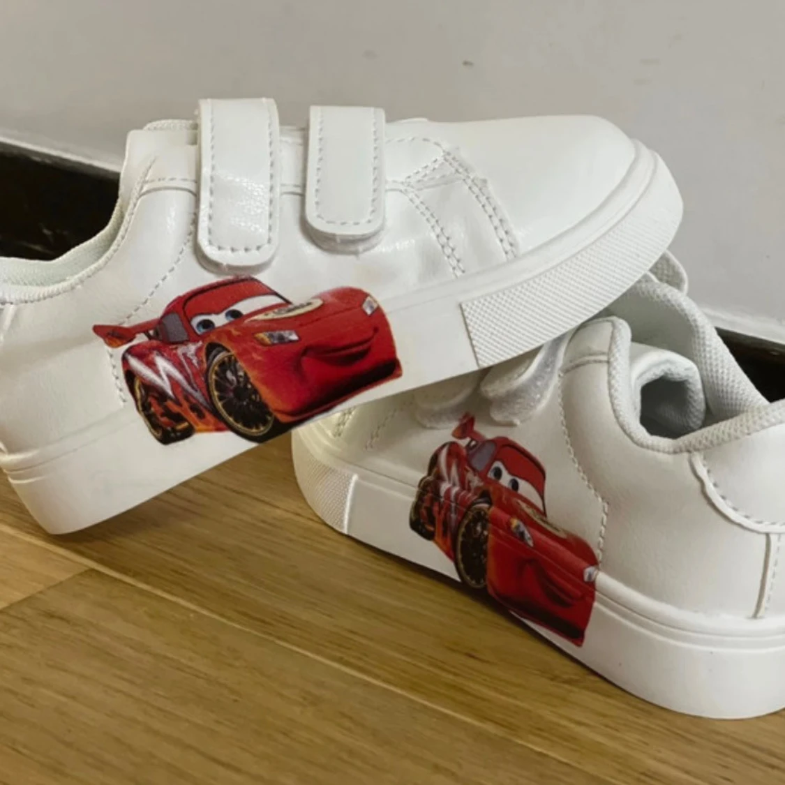 Vita sneakers med Blixten McQueen