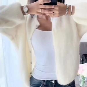 Knitted cardigan  - Supermysig vit/offwhite kofta från ginatricot i storlek XS. Helt slut såld på hemsidan. Stickad kofta med knappar fram. Cardigan är vit och har lös passform. Den har lång ärm, rund halsringning och ribbstickad nederkant