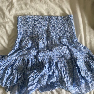 Söt kjol🌺 - Säljer denna söta kjol från lager. Den är i strl xs och är i helt nytt skick mef pirslappen kvar💕💕skriv för ev frågor❣️