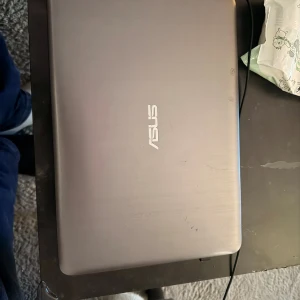 ASUS E403NA - ASUS E403NA laptop med Intel Pentium N4200, 4GB RAM, 116GB SSD och Intel HD Graphics 505. Perfekt för surf, studier och enklare arbete. Några ytliga repor och märken på locket, men i övrigt gott skick. Lätt och smidig dator med Windows 10.