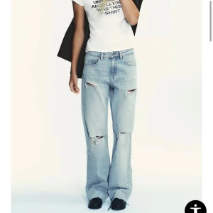 Zara - Snygga ljusblå jeans med slitna detaljer och hål på knäna. Modellen är wide!! Skulle säga att de är små i strl, själv gick jag upp en strl! Brukar ha 38, gick upp till 40💖