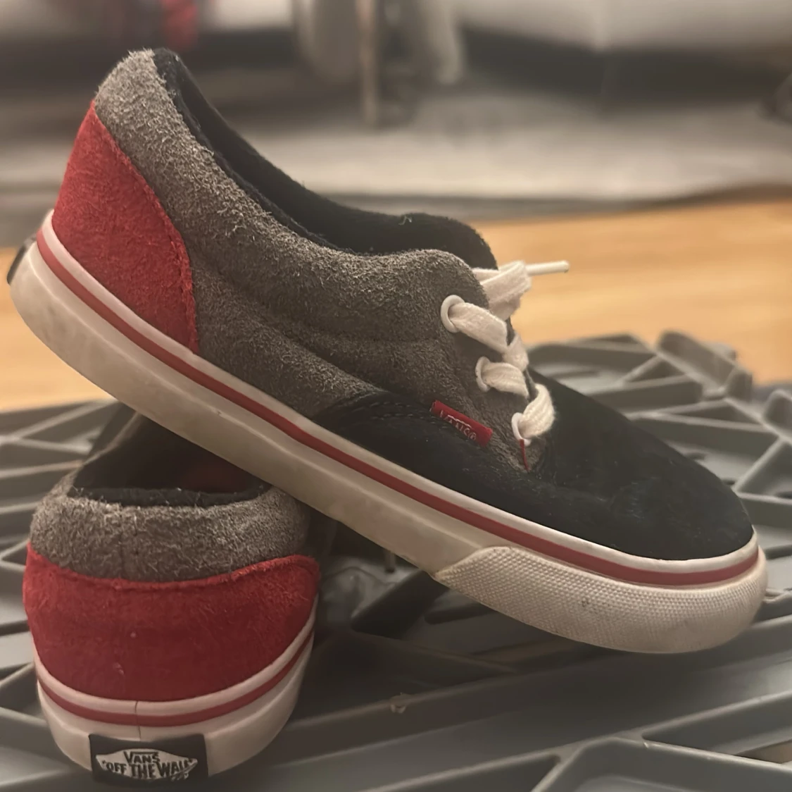 Vans sneakers i svart, grå och röd mocka - 2