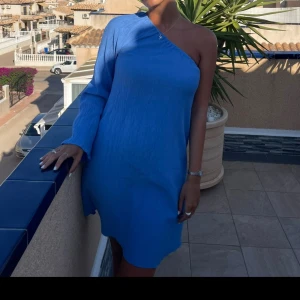 Blå oneshoulder kortklänning - Säljer en blå kortklänning i oneshoulder-modell 