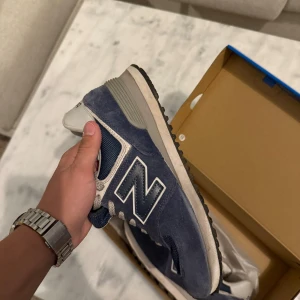 Blå New Balance sneakers mocka - Säljer mina sjukt snygga new balance 574! Storlek: 40.5 men passar 40-41 9,6 skick Nypris 1400 Mitt pris 499 kr: Skriv vid minsta fråga!                                             Kommer ej med original box