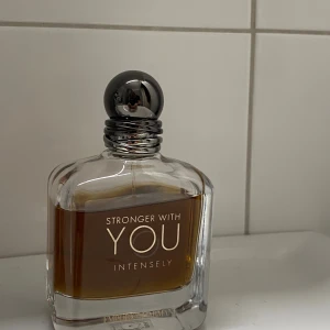 Stronger With You Intensely 100ml - Emporio Armani Stronger With You Intensely, ca 80 ml Eau de Parfum. En modern och populär doft som sticker ut och passar perfekt för dig som vill ha något extra.