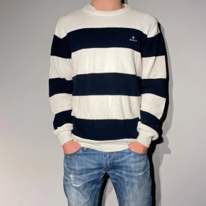 Stickad Gant tröja  - En Stickad tröja från Gant, använd ett par gånger. Storlek M. Modellen är 175cm, 64kg Hör av er vid frågor/bilder eller prisförslag☺️