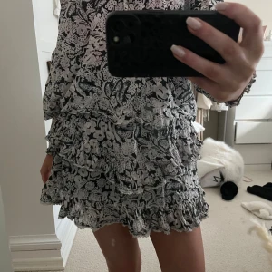 Blommigt sett  - Supergulligt blommigt sett frön neo noir, jötte fint att ha tillsammans så de ser ut som en kläning eller försej