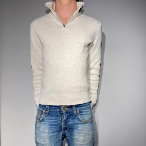 Stickad Quarter-zip tröja  - En stickad quarter-zip tröja från These Glory Days, storlek S. Använd ett par gånger. Modellen är 175cm, 64kg. Hör av er vid frågor/bilder eller prisförslag😊