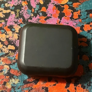 Urbanista trådlösa hörlurar - Snygga Urbanista trådlösa hörlurar med laddningsetui. Svart färg, synliga LED-lampor indikerar laddning. Etuiet har mindre repor men hörlurarna ser ut att vara i gott skick. Perfekt för musik och samtal på språng. Finns ingen Laddar, Ny pris 789kr! 