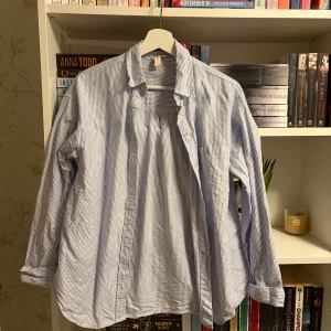 Skjorta - Gullig skjorta från Nelly som är perfekt till sommaren. Skjortan är endast testad, men har aldrig använts. Storlek 36🤍