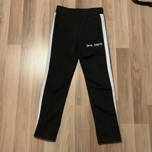 Palm Angels pants XS - Svarta trackpants från Palm Angels storlek XS, köpta på Farfetch, mycket bra skick, kvitto finns