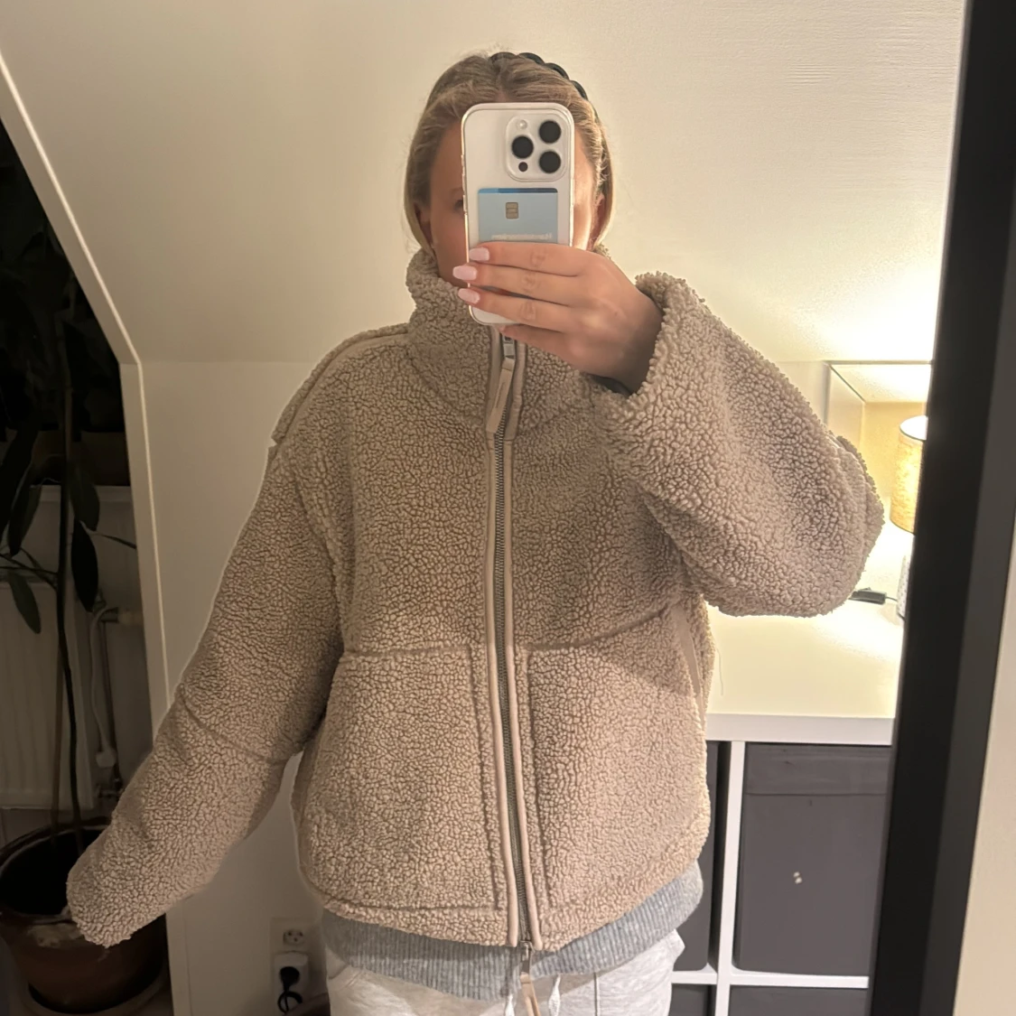 Beige teddyjacka med dragkedja - 1