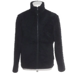 Uniqlo teddyjacka mörkblå - Mysig mörkblå teddyjacka från Uniqlo med hög krage och hel dragkedja framtill. fluffigt teddy-material som håller dig varm och ger en cool look. Perfekt för kyliga dagar när du vill vara både bekväm och snygg. Pris kan diskuteras vid snabb affär.
