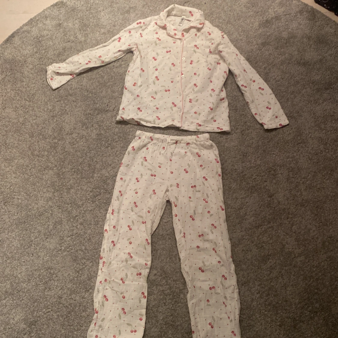 Mysig pyjamas med körsbär på