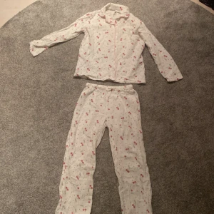 Mysig pyjamas med körsbär på - En fin och mjuk pyjamas som är perfekt nu på vintern när det börjar bli kallt. Rosa detaljer och knappar! 