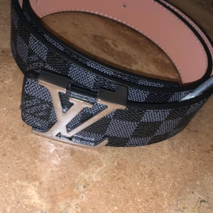 Louis Vuitton bälte  - Hejsan säljer svart/grå louis Vuitton bälte. Storlek 110 cm och den är i bra skick.