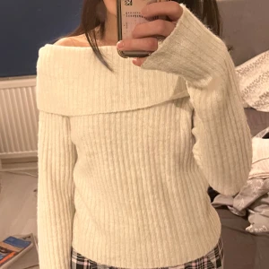 Stickad off shoulder tröja - Fint skick. Storlek 150 men är som en xxs