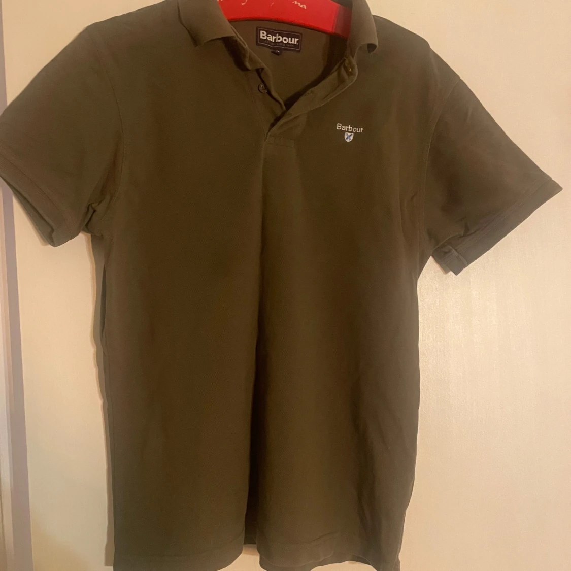 Olivgrön pikétröja från Barbour