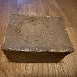 Aleppo Soap ansiktstvål 177g - Naturlig olivtvål med 10 % lagerbärsolja. Perfekt för hudrengöring, intimvård, hårtvätt. Passar såväl småttingar som vuxna och även djur.   Bra val för den miljömedvetna som värnar om hälsa, natur och djur.  Ordinarie pris 79kr