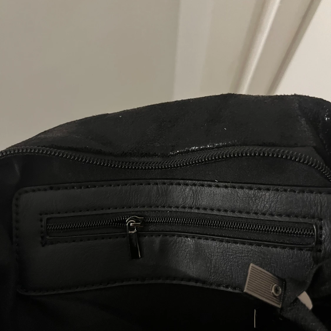 Svart axelväska med kedjedetaljer - 1