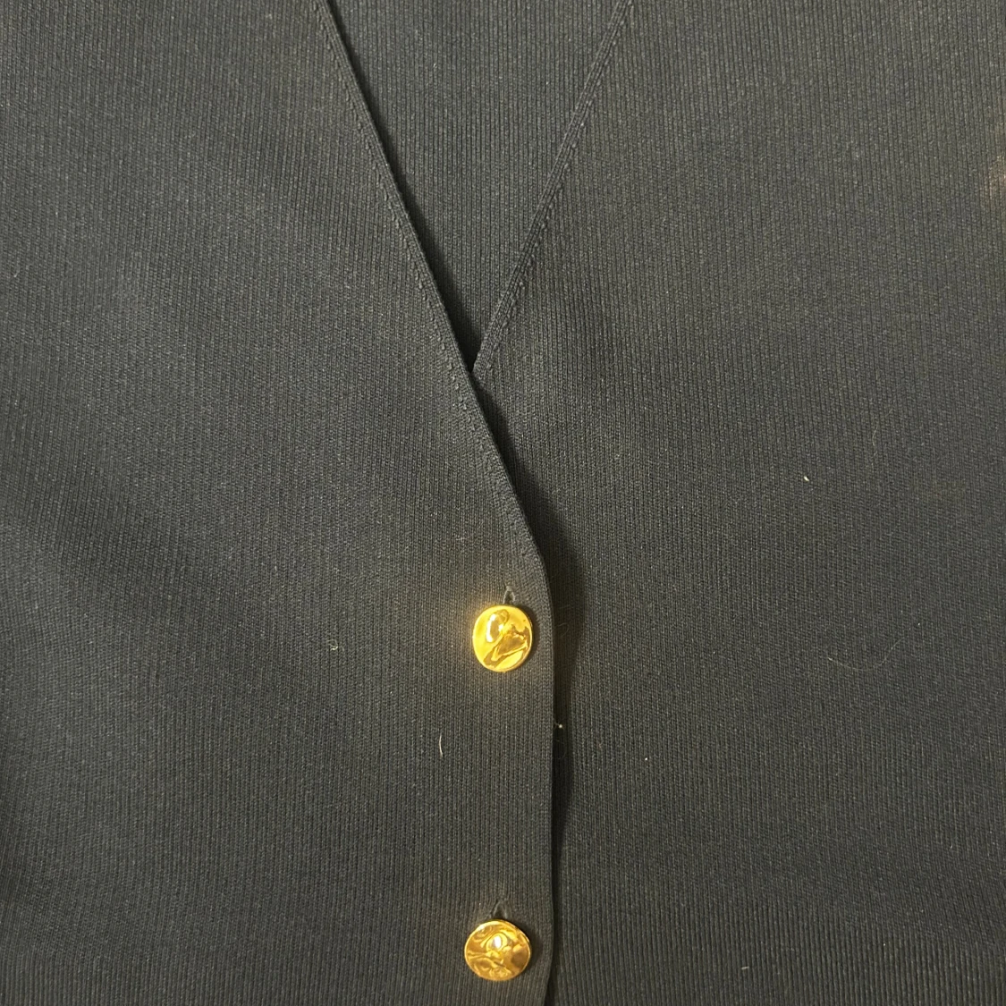 Mörkblå tröja  med guldknappar från Zara - 1