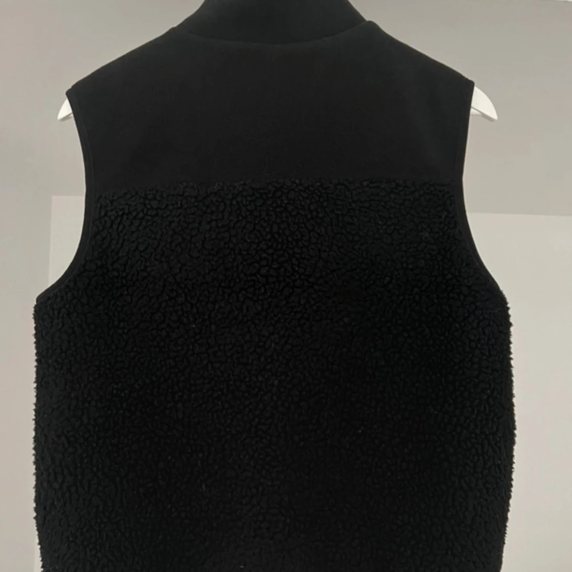 Svart fleeceväst från Pieces - 1