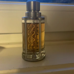 Hugo Boss The Scent herrparfym - Hugo Boss The Scent herrparfym i en stilren, cylindrisk glasflaska. Lätt använd men med majoriteten av produkten kvar 