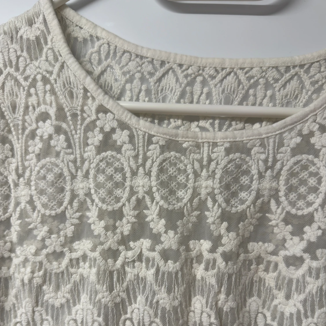 Snygg vit spetsig croppad blus - 2