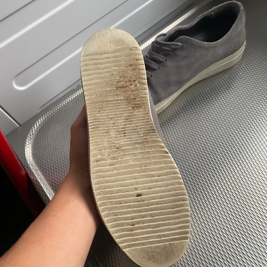 Grå mocka sneakers från Axel Arigato - 2