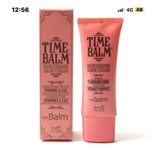 Time Balm Face Primer från theBalm - Time Balm Face Primer från theBalm i en rosa tub på 30 ml. Primern är berikad med vitaminerna A, C och E och ger en jämn bas för sminket. Förpackningen är snyggt designad i rosa med svart text och vintagekänsla.