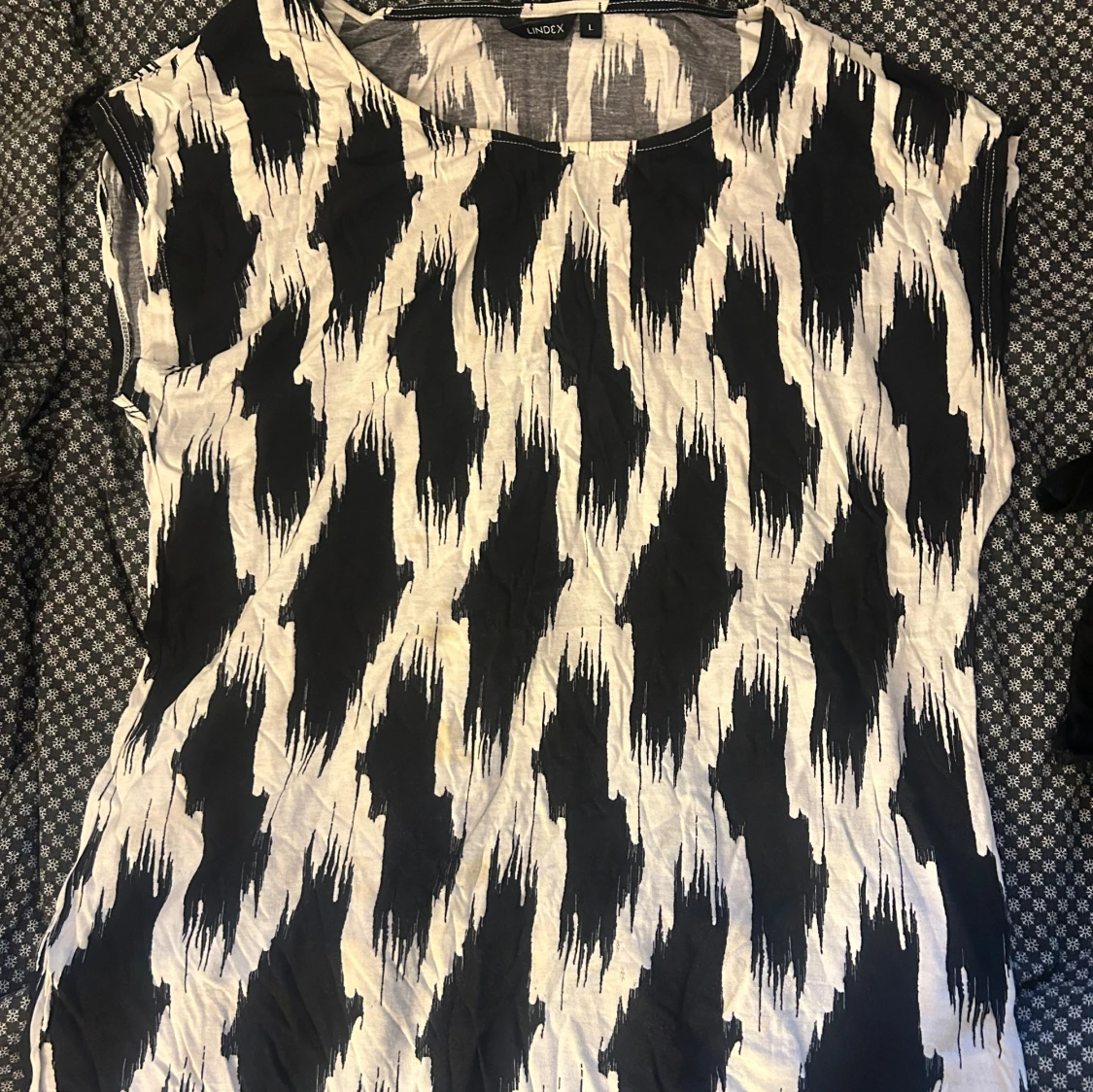 Svartvit mönstrad klänning från Lindex
