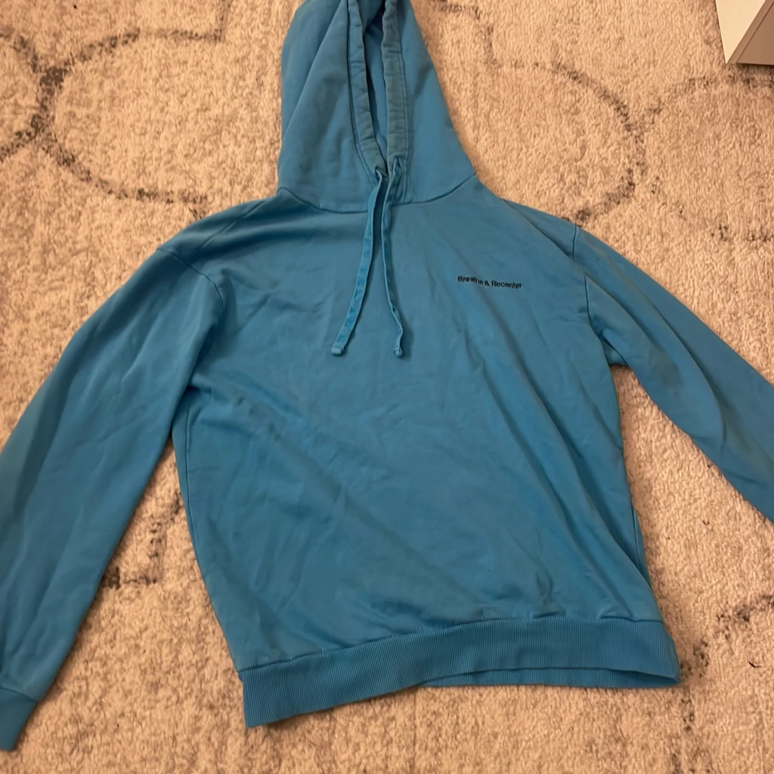 Blå hoodie från Brews & Roaches