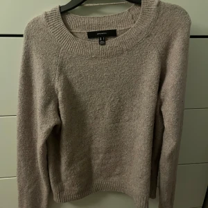 stickad tröja Vero Moda - Mysig stickad tröja från Vero Moda i storlek S. Tröjan har en rund halsringning och långa ärmar med ribbade muddar vid hals och nederkant. Perfekt för att hålla sig varm under kyliga dagar och passar till jeans eller kjol.
