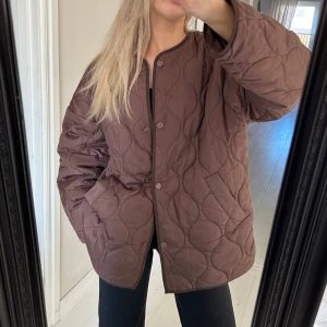 Quiltad jacka - Brun quiltad jacka från bikbok, inte kommit till användning, som helt ny. Oversized.