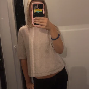 Beige stickad tshirt  & Other Stories - Säljer denna kortärmade stickade tröjan från & other stories❤️ skit snygg men den har doch en fläck som syns i vissa ljus, fläcken sitter på sidan av magen ungefär. Men inget som syns hela tiden! Men därav är priset ganska lågt ❤️