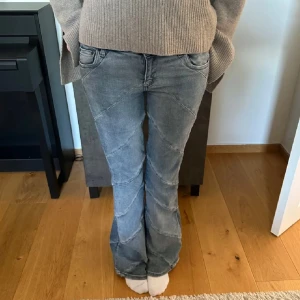 As coola jeans  - Super coola lågmidjade jeans från Urban Outfitters i en blå/grå tvätt🩶