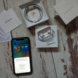 AirPods Pro - Säljer ett par AirPods Pro i nyskick, komplett med originalförpackning, laddningskabel och manualer. Hörlurarna är rena och utan synligt slitage. Perfekt för brusreducering och hög ljudkvalitet. Fungerar utmärkt med iPhone och andra Apple-enheter.