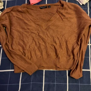 Brun/dirty pink v-ringad stickad tröja Brave Soul - Snygg brun/dirty pink stickad tröja från Brave Soul i storlek XS. 
