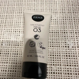Zenz Treatment Pure No. 03 50ml - Zenz Treatment Pure No. 03 är en allergivänlig och parfymfri hårinpackning med aloe vera, kallpressad avokadoolja och glutenfritt veteprotein. Kommer i en beige tub med svart lock och är vegansk samt ekologiskt certifierad. Perfekt för känslig hårbotten.