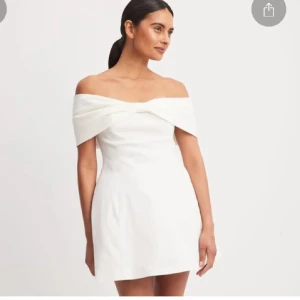 Vit offshoulder kort klänning - Finaste klänningen till student eller andra finare tillfällen! Helt ny med prislapp, slutsåld 🩵nypris:800kr